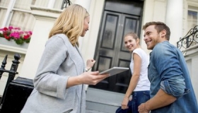 Immobiliengutachterin führt Immobilienbewertung für Paar nach Schenkung durch
