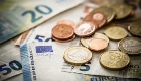 Geld symbolisiert Kosten der Immobilienbewertung