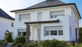 Ein weißes Einfamilienhaus