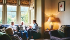 Rentner werden über den Verkauf ihres Hauses mit Vollmacht informiert.